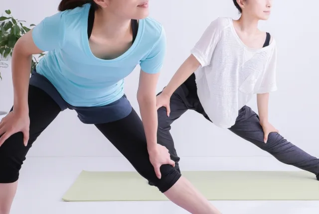 ストレッチをする二人の女性
