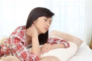 首に違和感を覚える女性