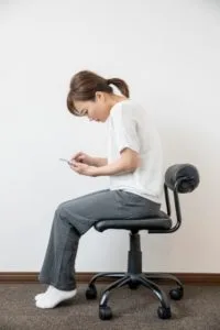 姿勢の悪い女性