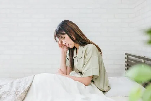 頭痛に悩む女性