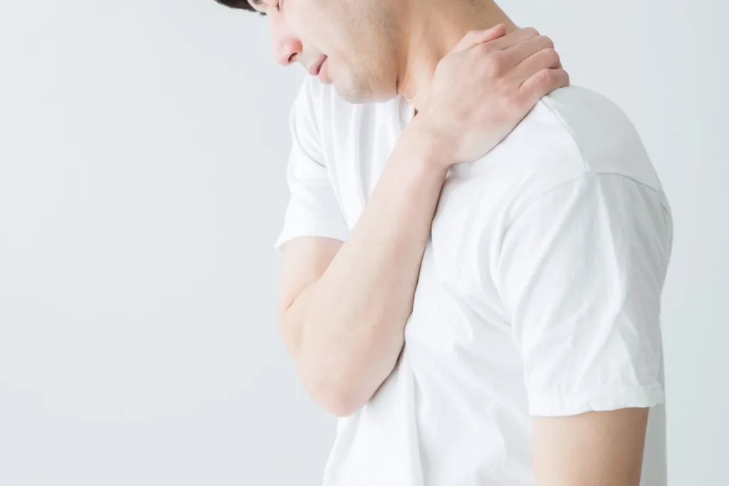 肩を痛めている男性