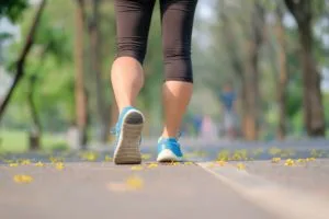 ランニンング中の男性の足