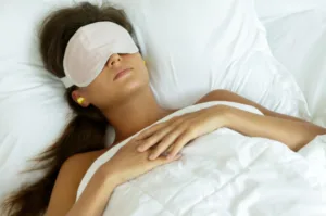 アイマスクをつけて眠る女性