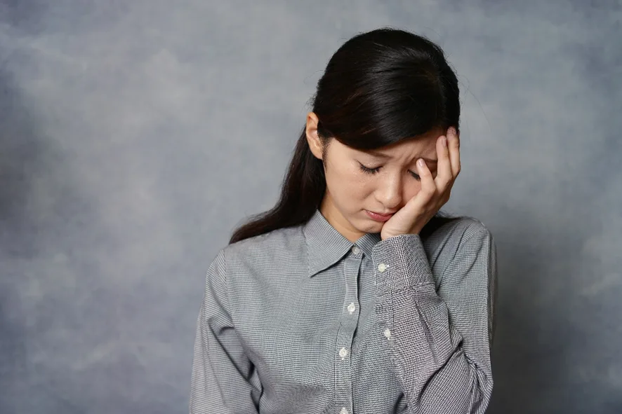 頭を抱える女性