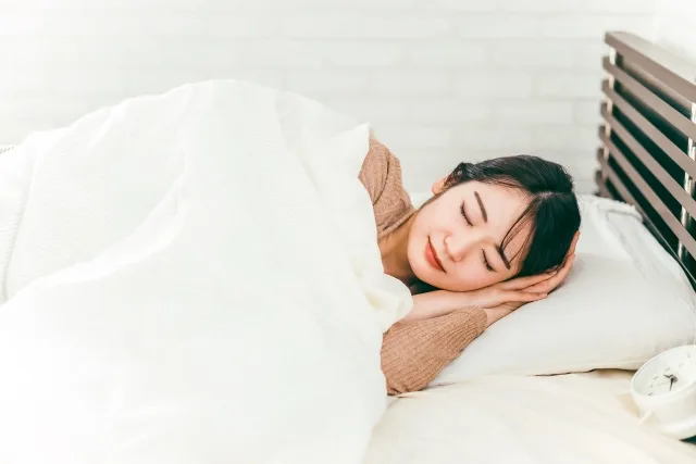 横になっている女性