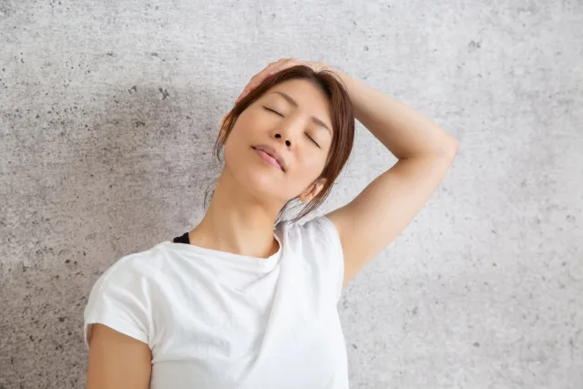 肩こり改善ストレッチをする人