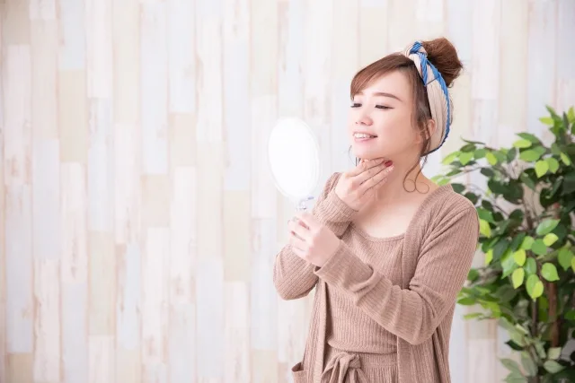 顎をチェックする女性