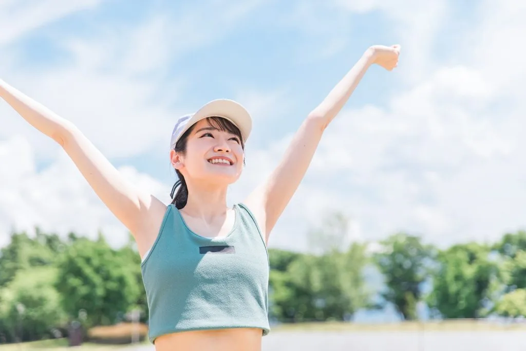 伸びをする女性