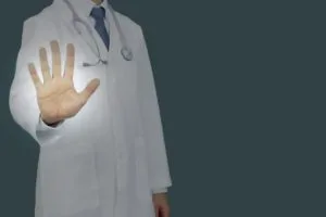 手で止める医師