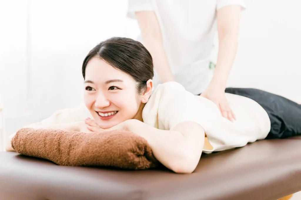 整体を受ける女性
