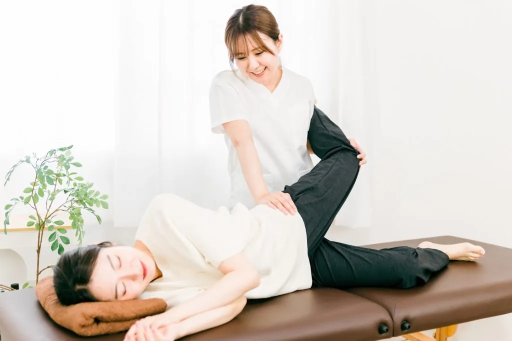 整体を受ける女性