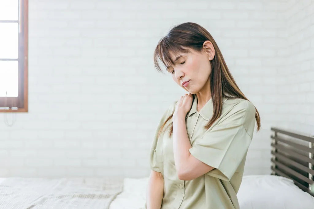 肩を気にする女性