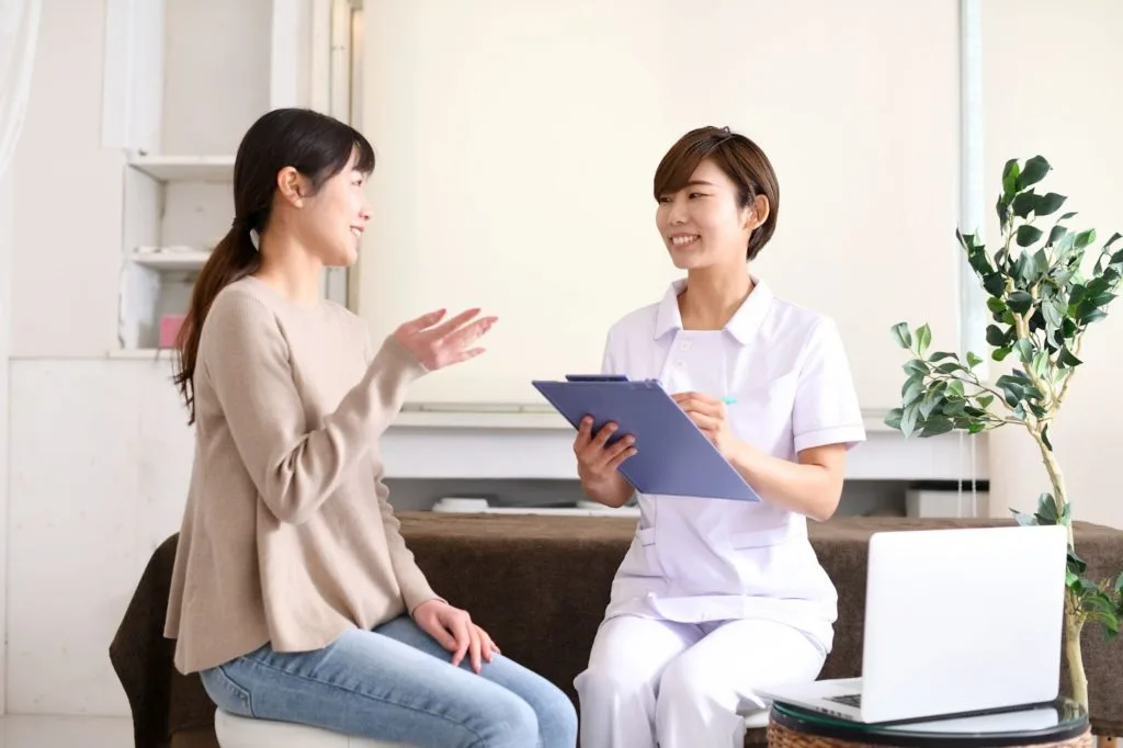 整体師に相談する女性