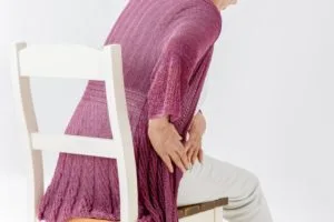 椅子に座って痛みを感じる女性