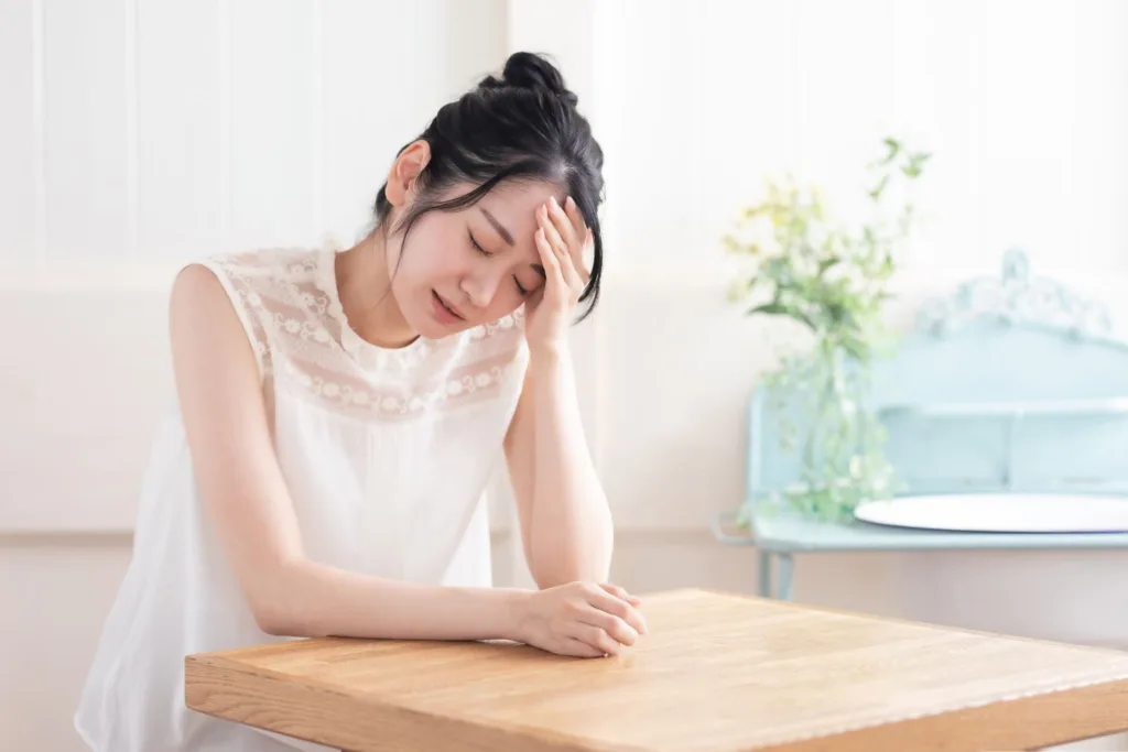 頭痛を感じる女性