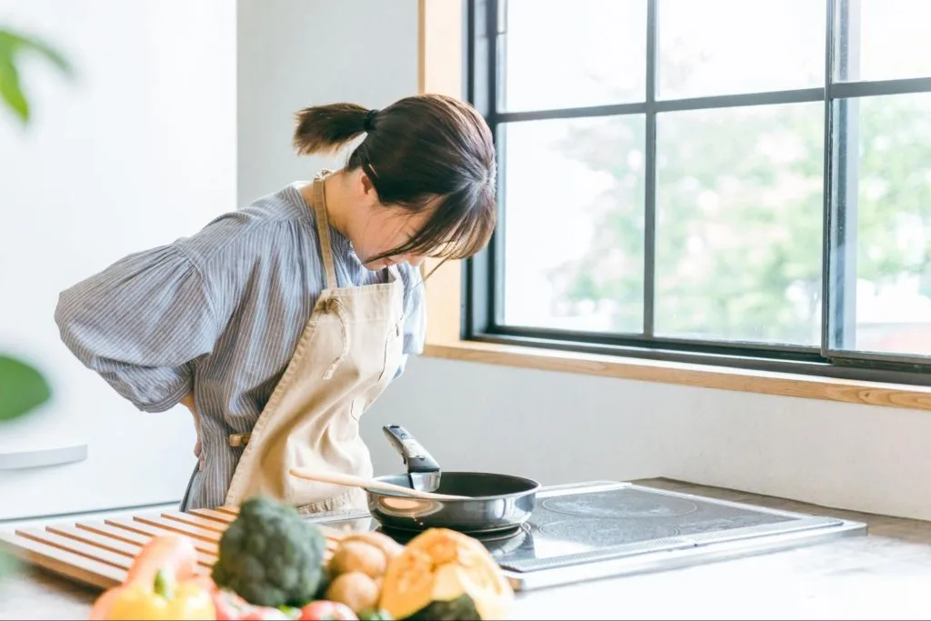 腰を押さえる女性