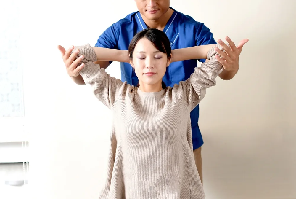 整体を受ける女性