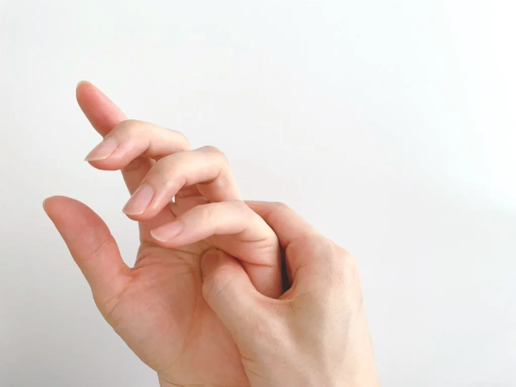 左手のツボを押してマッサージする画像