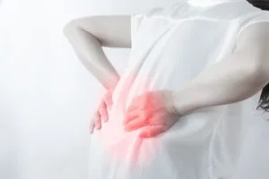 腰に痛みを感じている女性