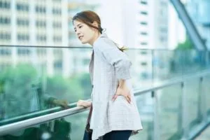 ぎっくり腰に悩んでいる女性