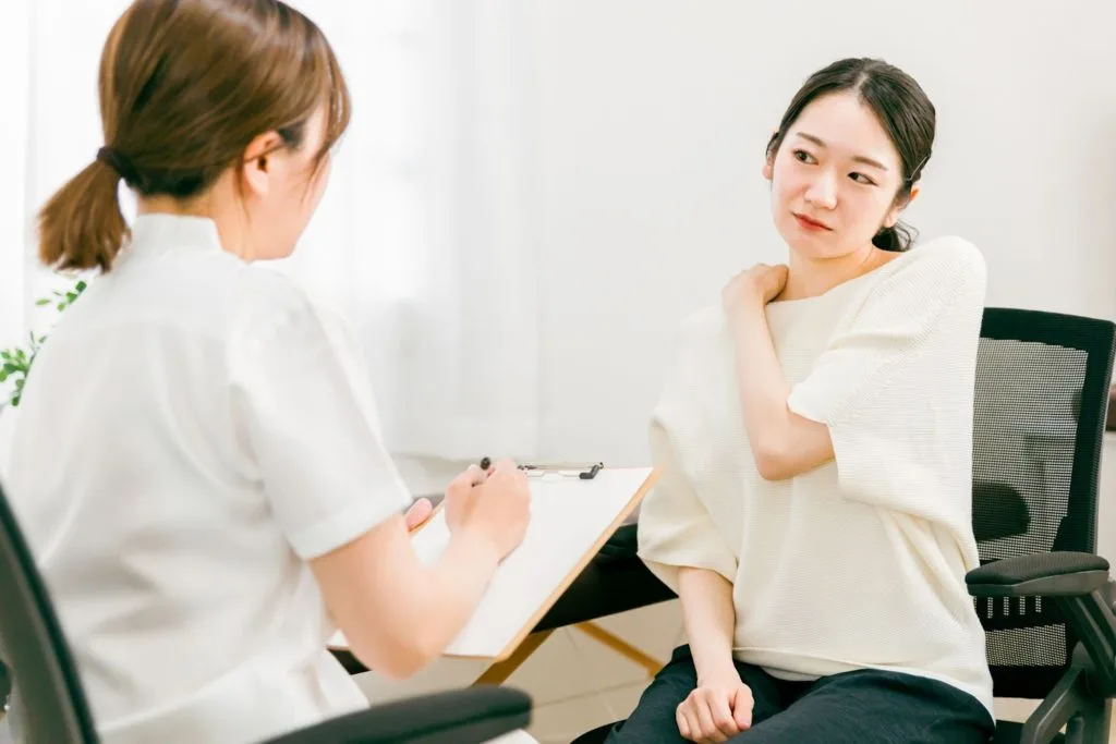整体師に相談する女性