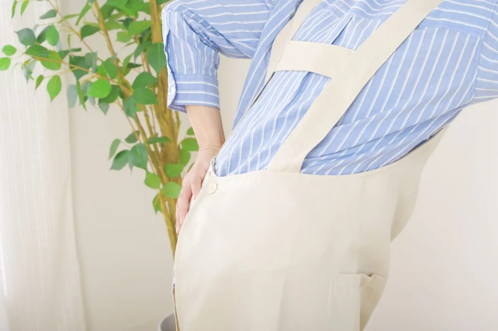 腰に手を当てる様子