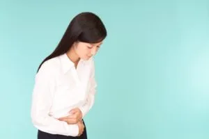 腹痛に悩む女性