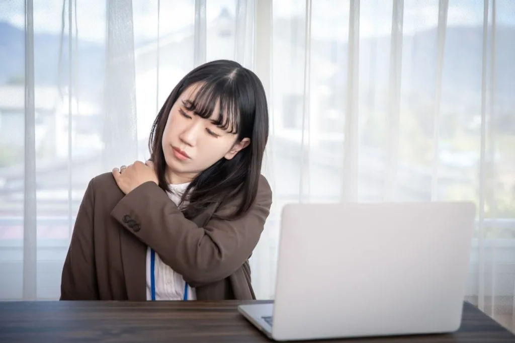 肩こりを気にする女性