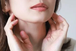 肌荒れを気にする女性