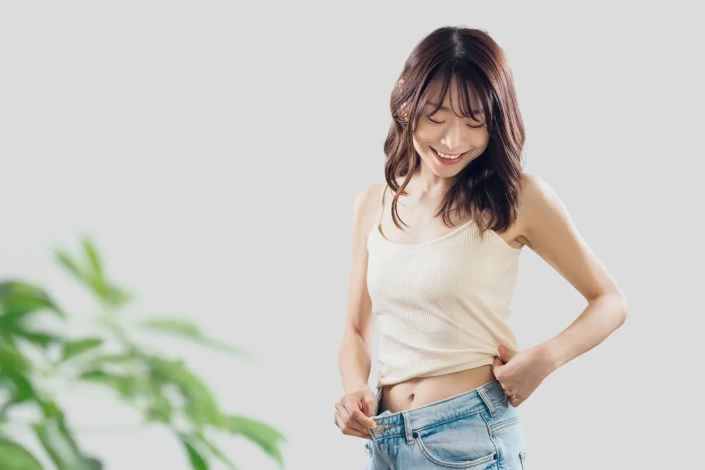 ウエストが細くなって笑顔の女性