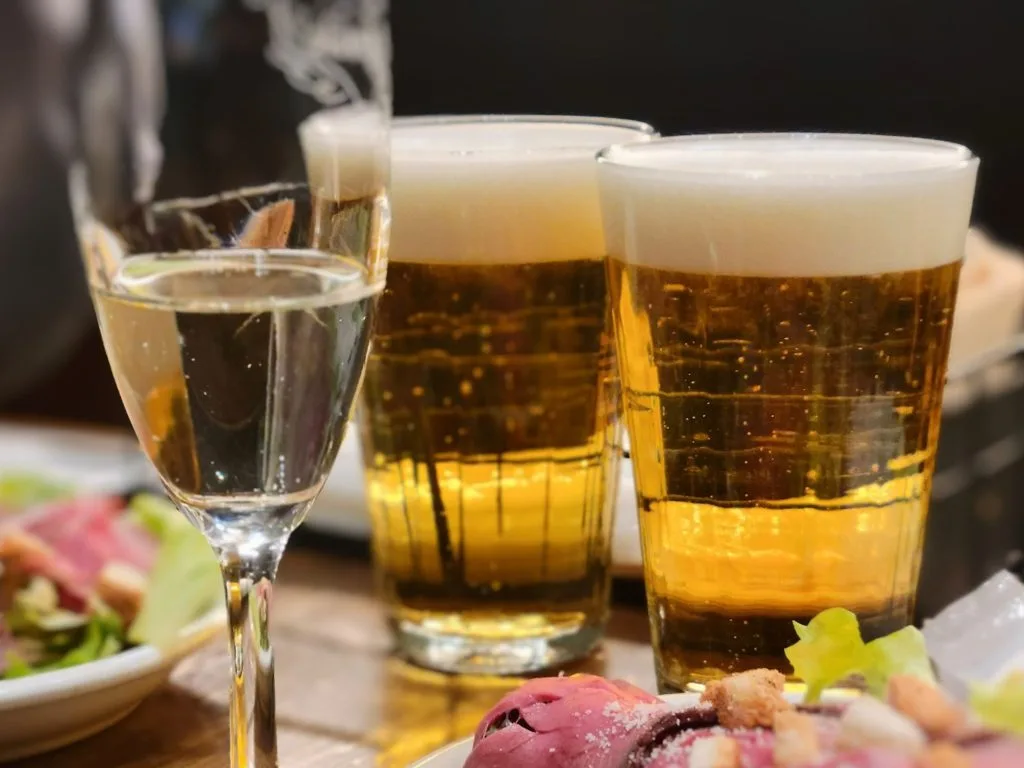 ビール2つとワイン1つの画像