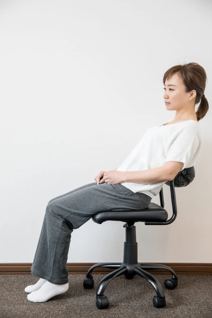 仙骨座りをしている女性