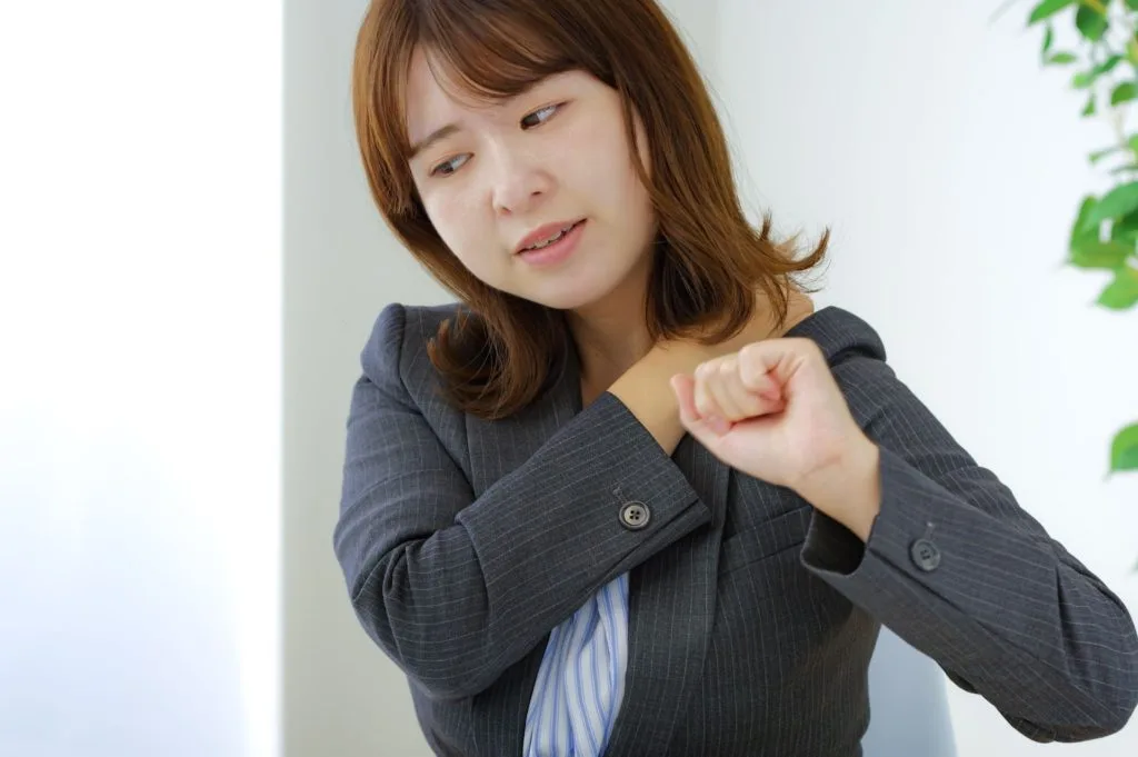 肩こりを気にする女性