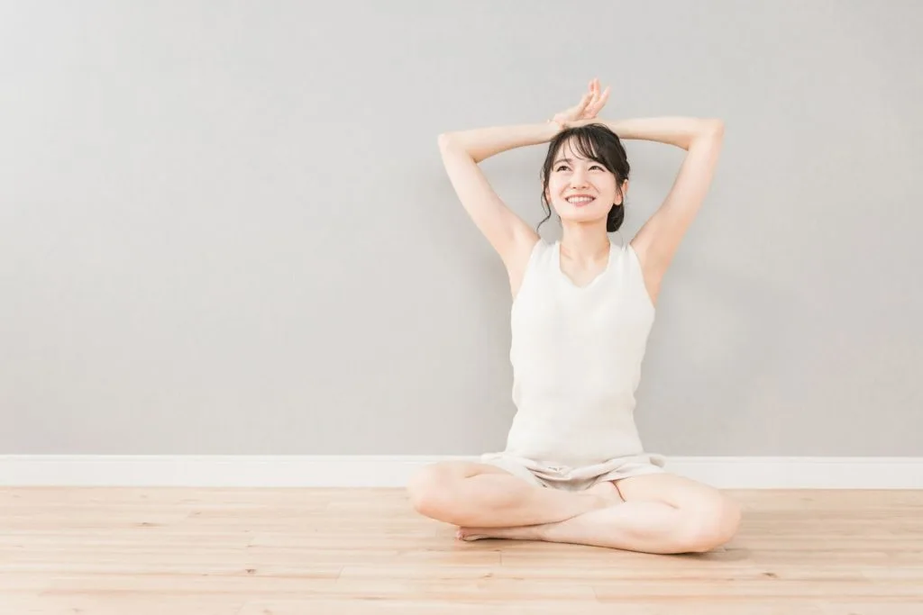 ストレッチをしている女性