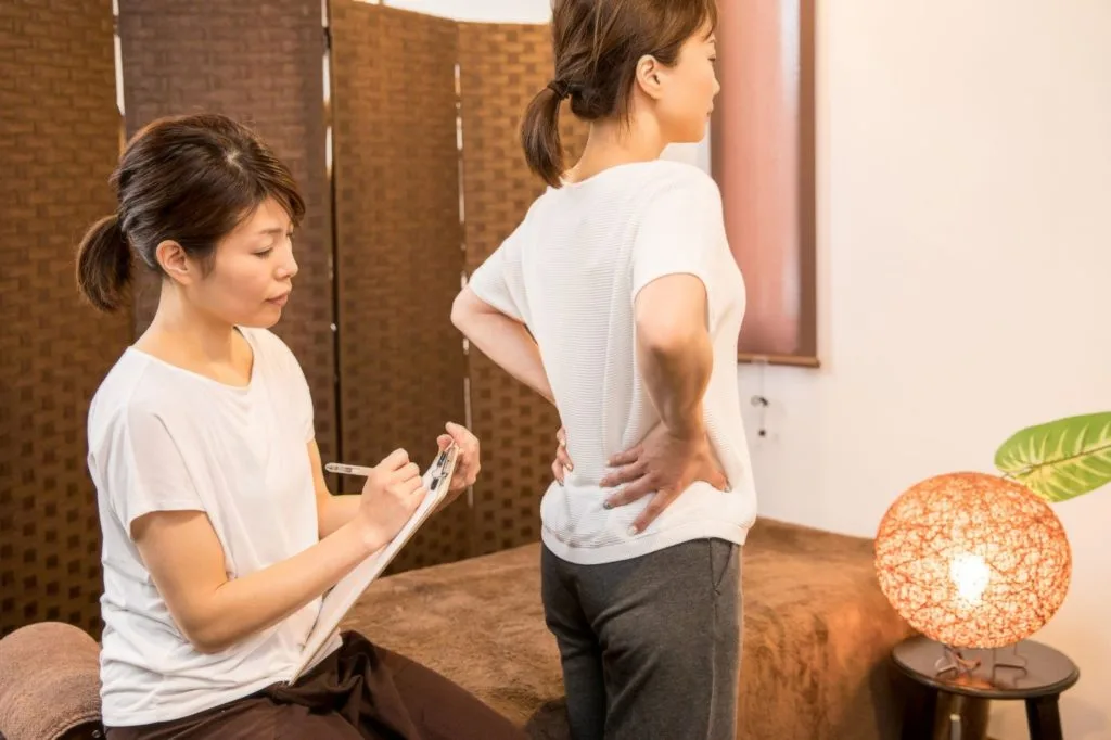 整体を利用する女性