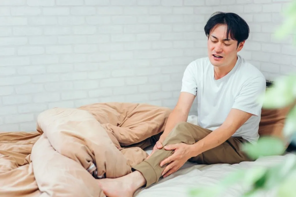足に痛みがある男性
